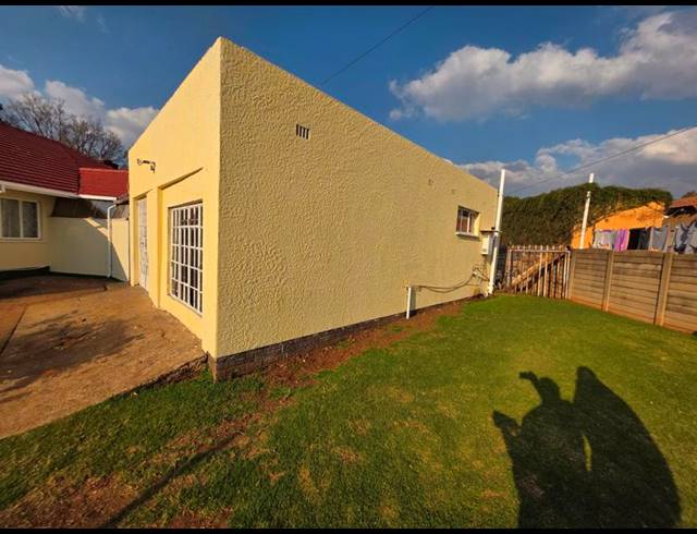 6 BEDROOM HOUSE FOR SALE IN RHODESFIELD